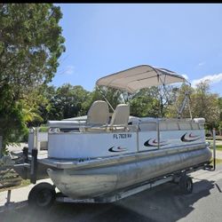 2011 22-foot pontoon boat for 11 people, very good condition, 2023 Suzuki engine, 80 hours, negotiable trailer, price $10,500