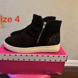 New Olive & Eddie Short Black Boots Size 4