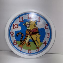 Vintage Winnie the Pooh and Tigger Hug Hugging Disney Battery Wall Clock Vintage