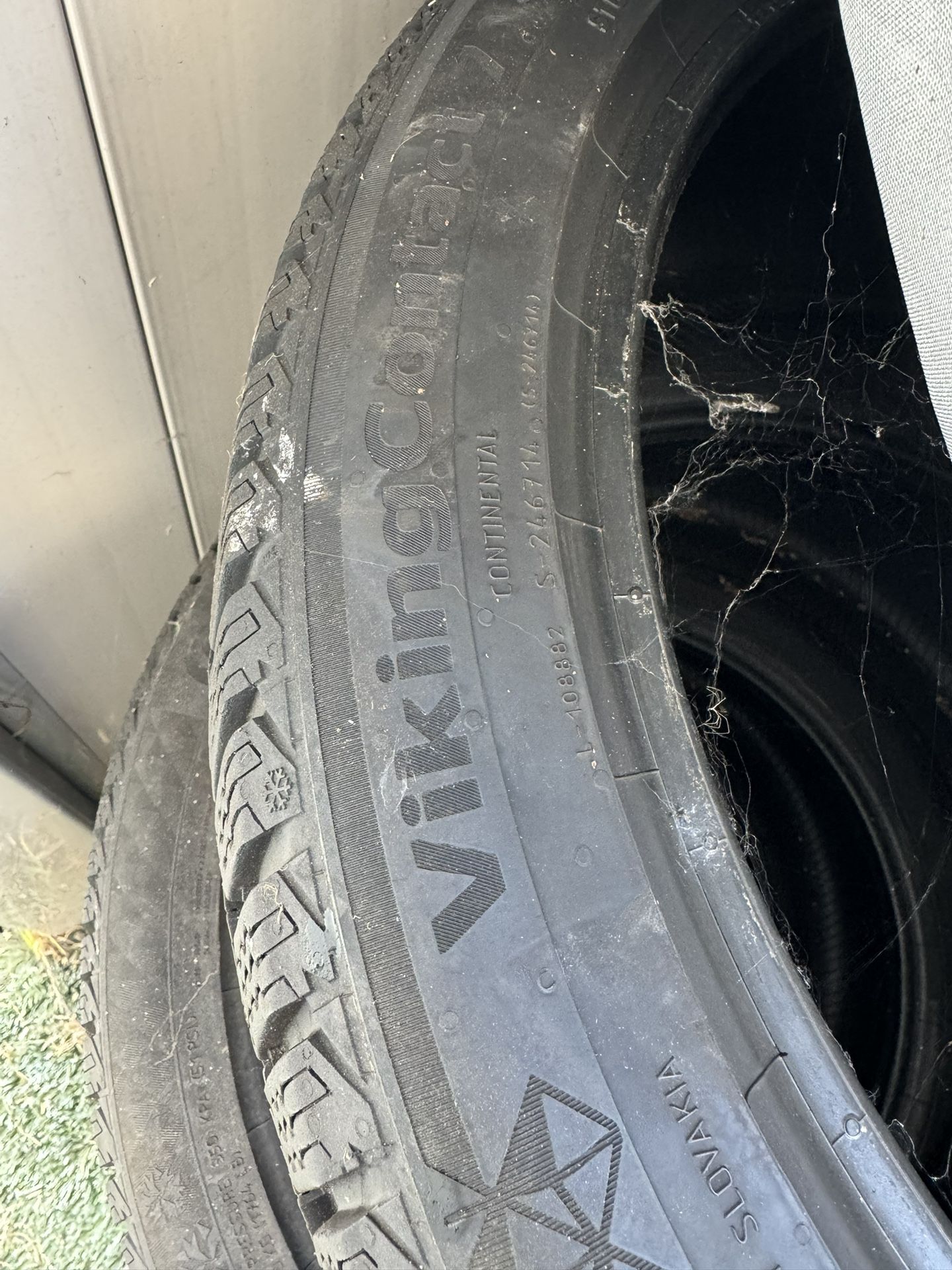 Continental Viking Contact Snow Tired (255/40/R19) used on tesla Y