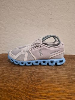 On Cloud 5 Athletic Running Shoes 
Women's Size US 8