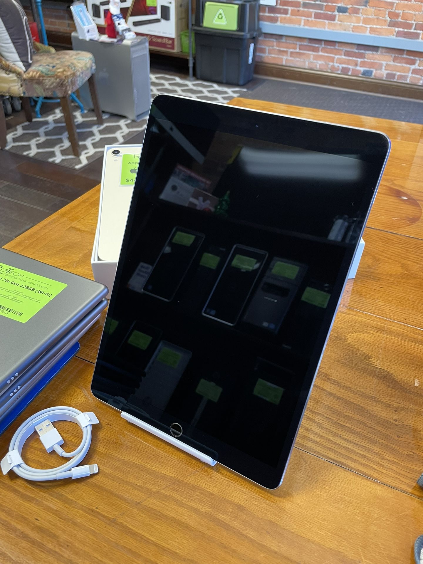 Apple iPad Pro 2nd Generation 10.5” 256GB WiFi And Cellular Includes Apple Lightning Cord & Warranty