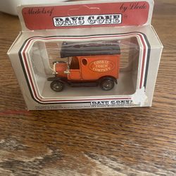 1983 Lledo Days Gone Diecast Ford Model T-Van Cookie Coach Company 3 People Included