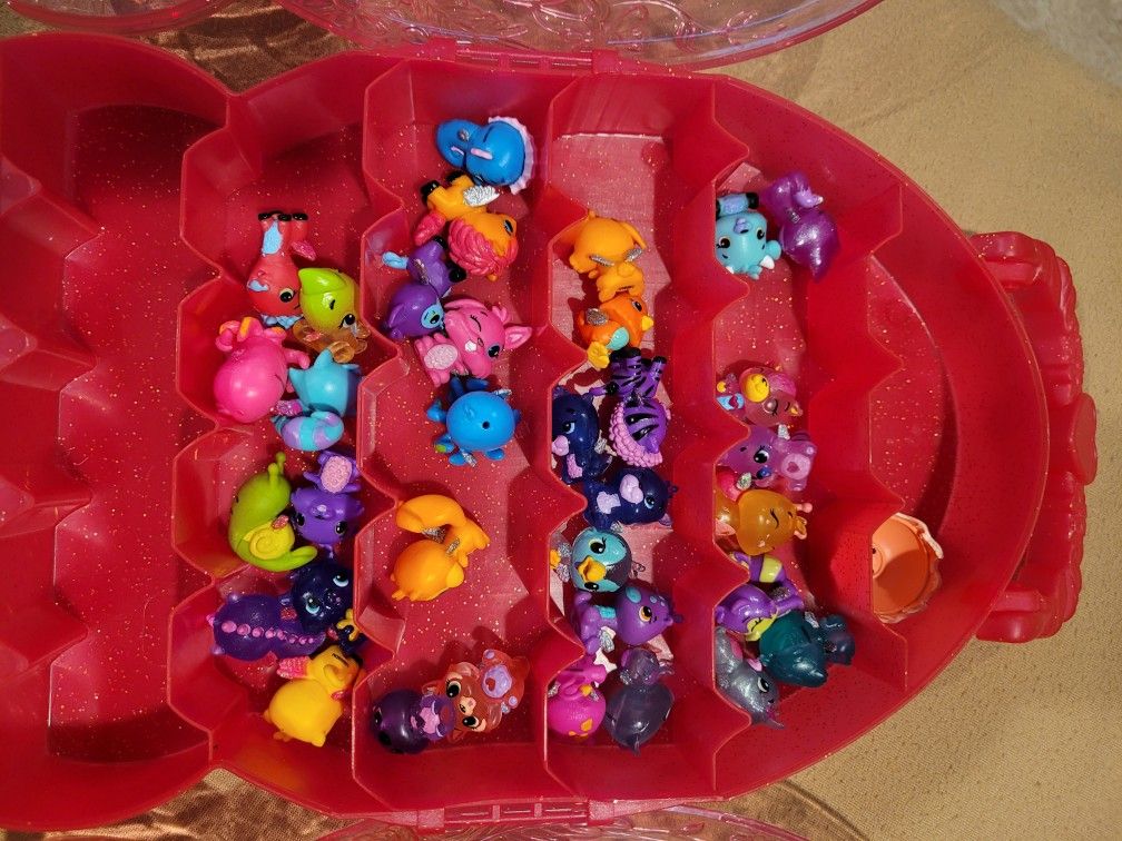 34 hatchimals with carry case