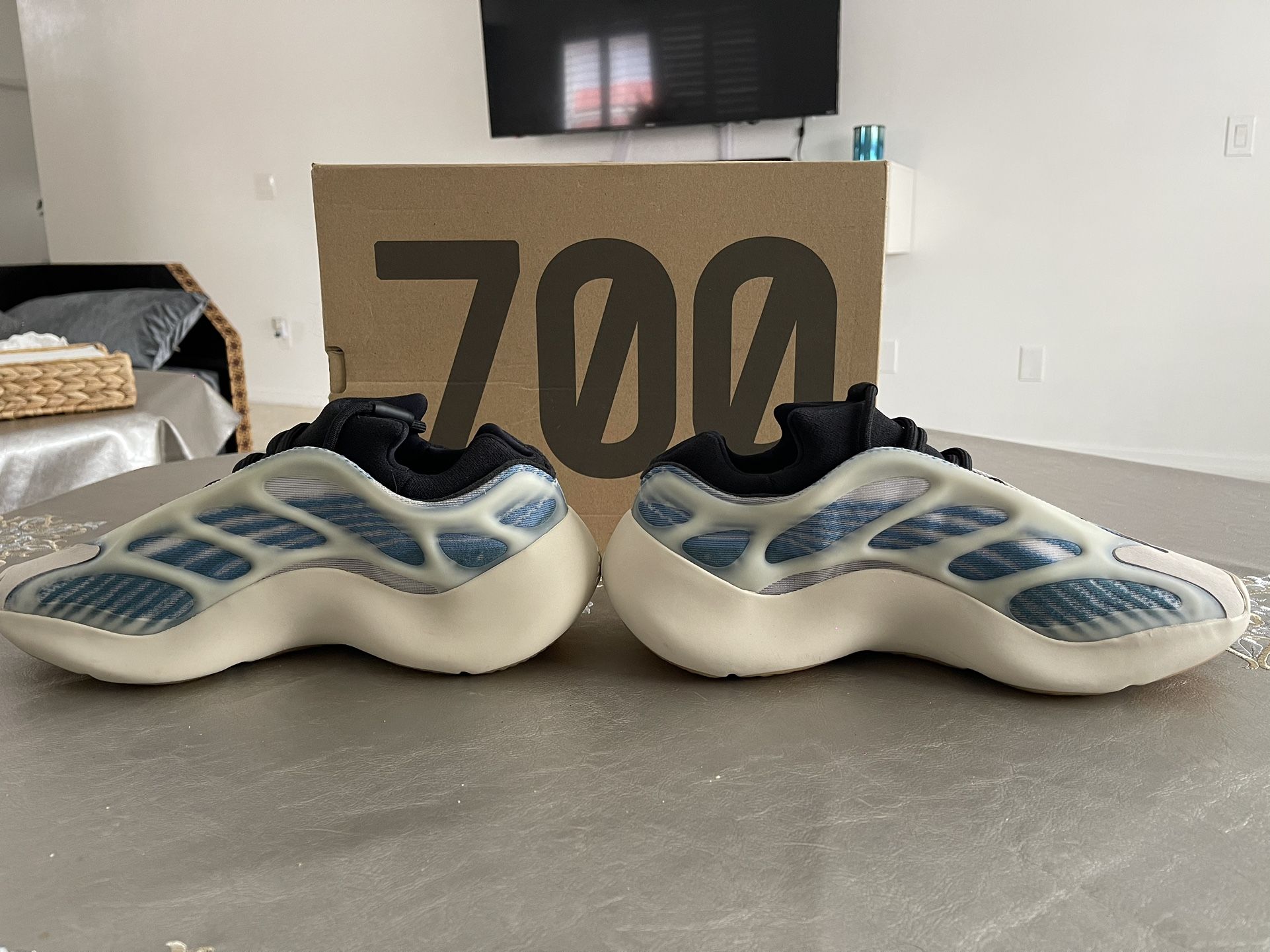Yeezy 700 V3' Kyanite Size 10