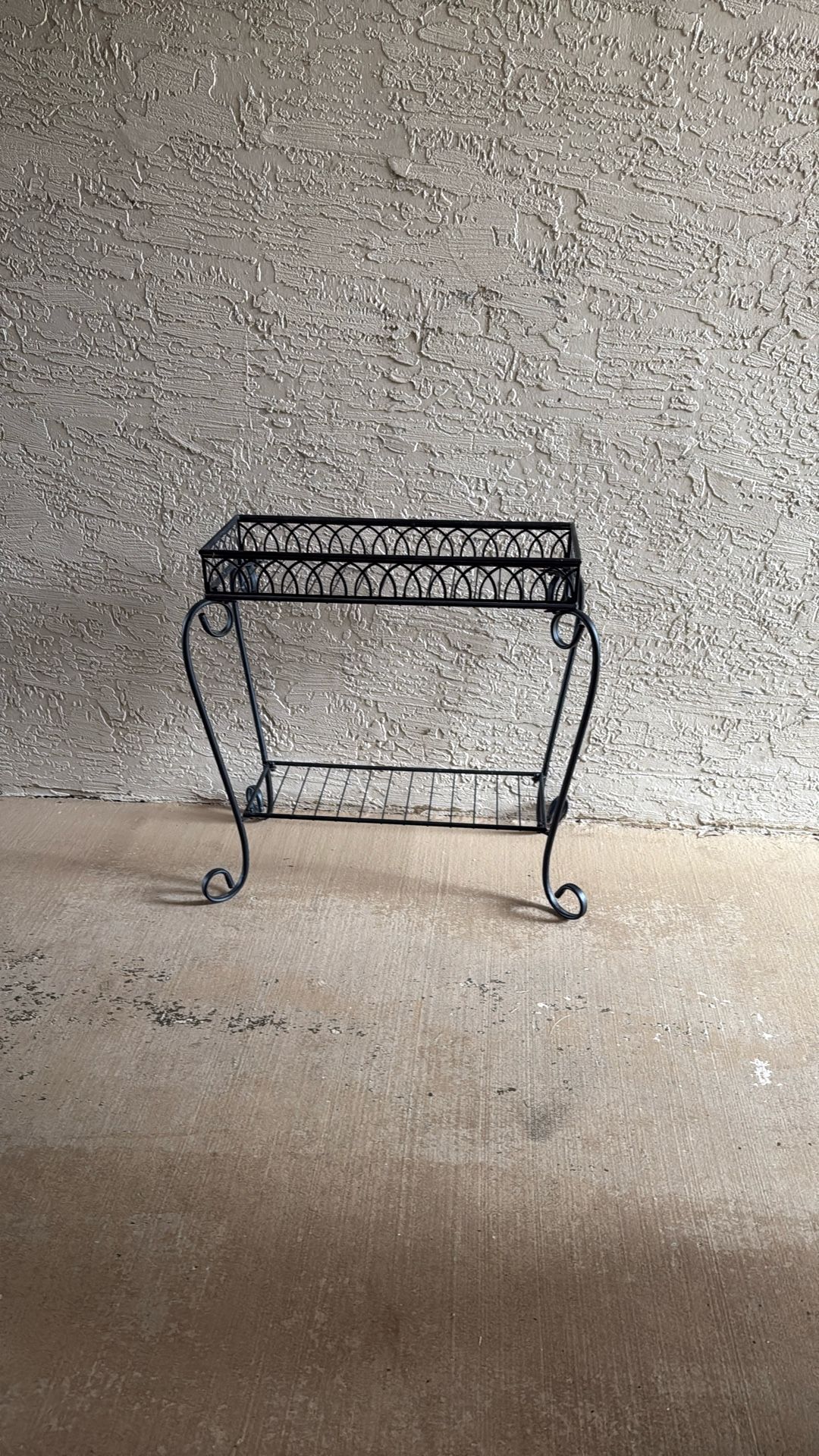 Small  Outside/Patio Consolé Style Table