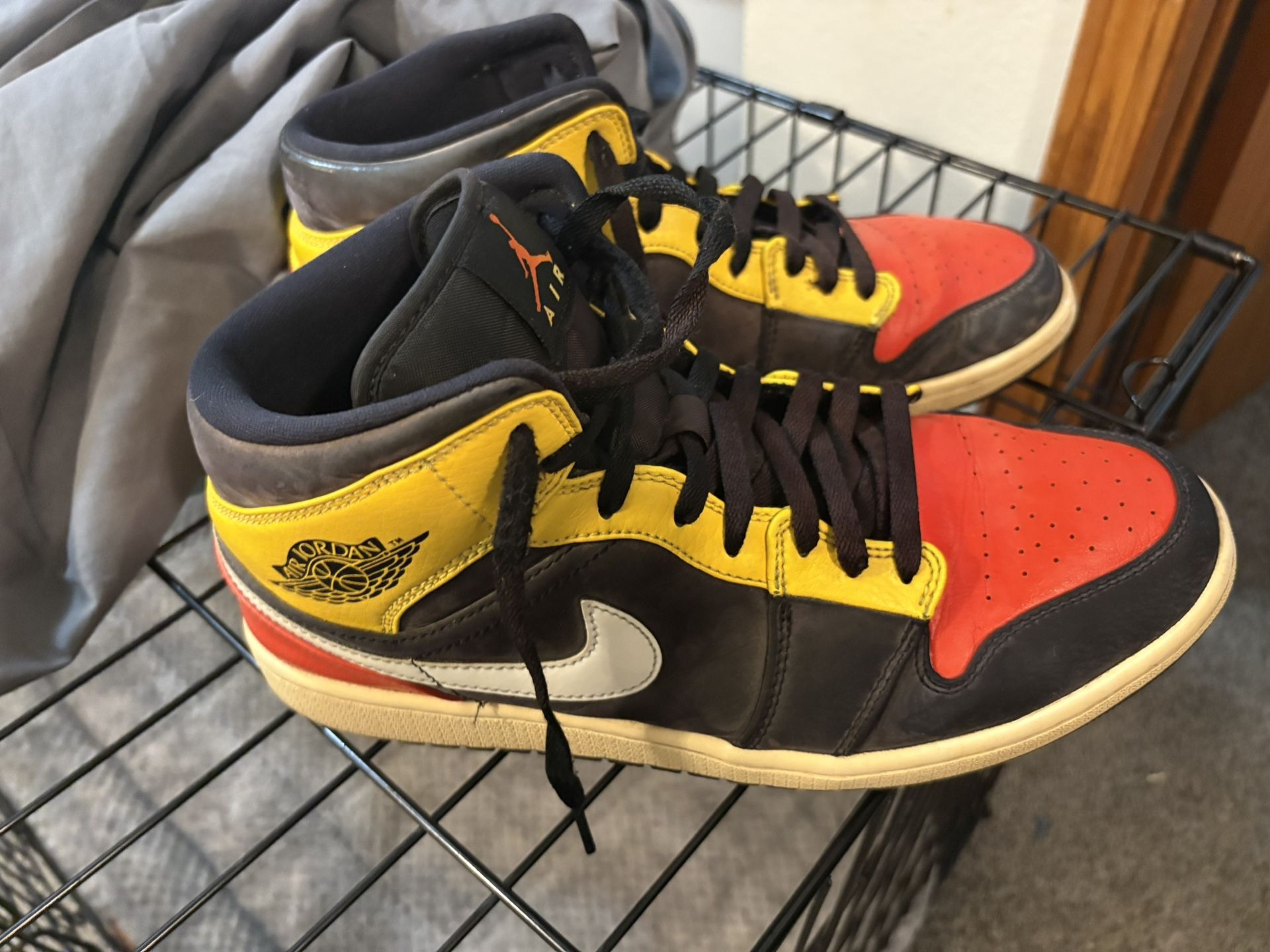 Nike Air Jordan 1 Mid Amarillo - Sz 10