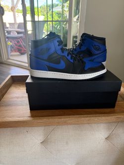 Jordan 1 Mid Hyper royal