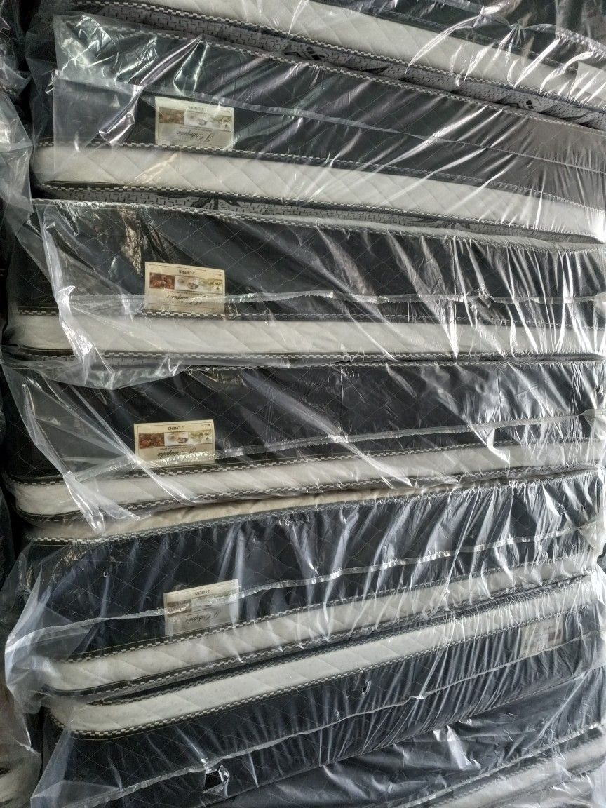✨️New Mattress✨️
?Pillow top
?️All sizes available
?️12\