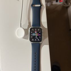 Apple Watch SE 40MM Silver W/ Abyss Blue Band