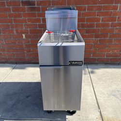 Dukers Appliance Co DCF3-NG Full Pot Floor Model Gas Fryer w/ 40 Lb Capacity, 90.000 BTU