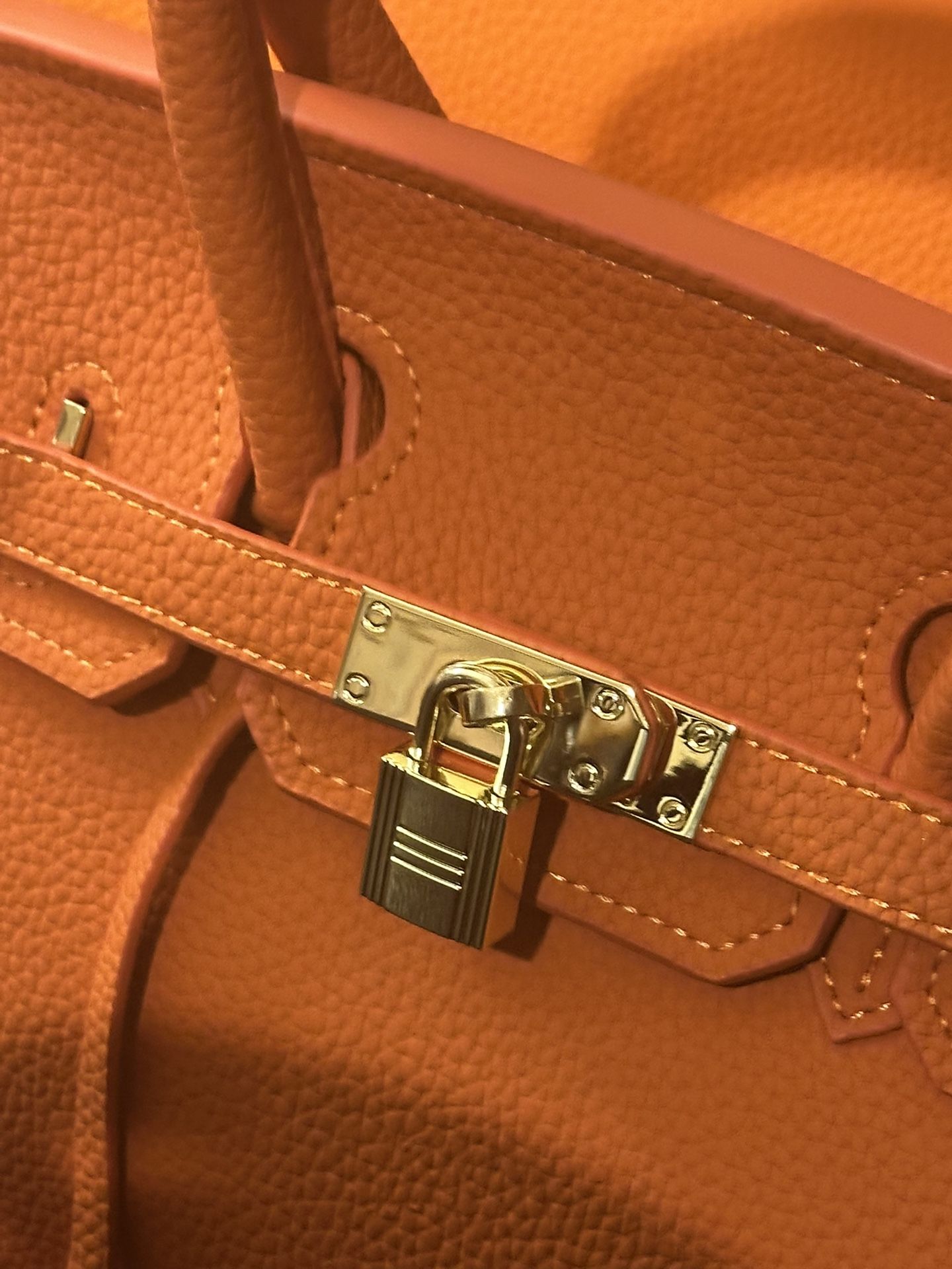 “High-End Style Tote – Luxury Look, Rare Find 👀”