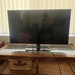 40’’ Insignia TV 4K With TV Stand 