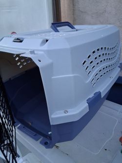 Pet carrier like new size small $30 south la 90043