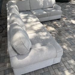 Sectional sofa, in perfect condition. Removable bed with mattress, I can deliver for an additional cost. There is no damage to the sofa. 