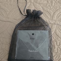 Mama Script Necklace silver Brass Mom Jewelry size: 16".

Pickup East side El Paso by Lee Trevino and Pelicano 

Collar con la palabra Mama, color pla