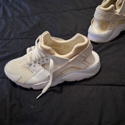 Nike HUARACHES SIZE 7 YOUTH., BRAND NEW WORN A FEW TIMES 