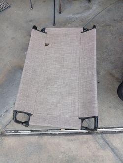 Gravity bed for dogs