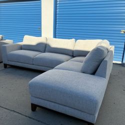 Living Spaces Sectional Couch 🛻Delivery Available🛻