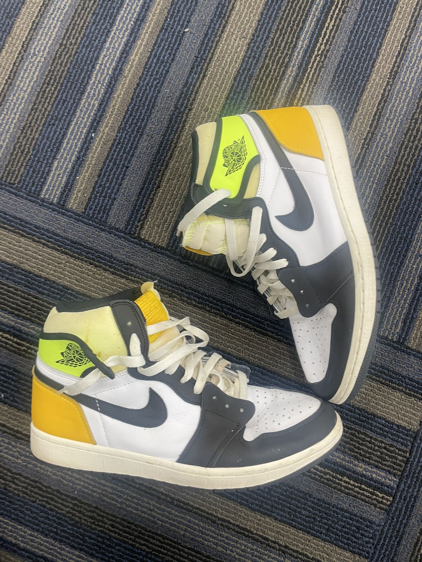 Air Jordan 1 Retro Volt Gold High (s)