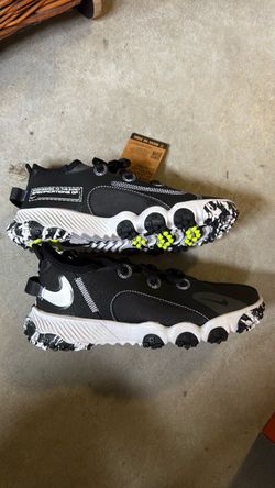 Nike Low-Top Future Field Cleats NWT Youth