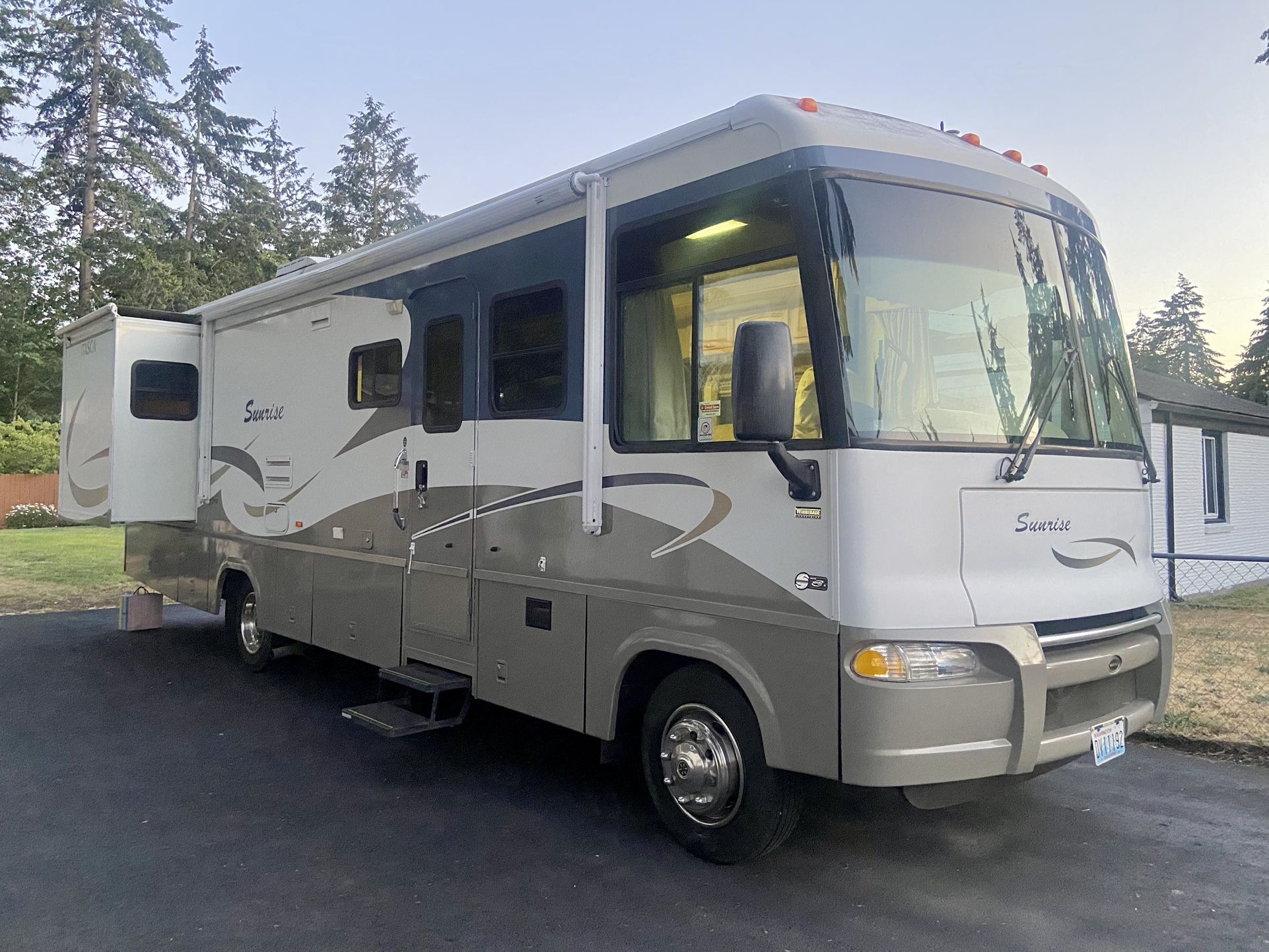 2005 Winnebago Rv $47,000.00