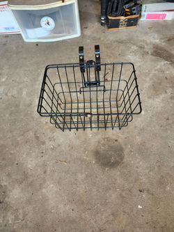 Sturdy handlebar mount beach cruiser basket