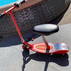 Electric Razor Scooter E200s (seated)