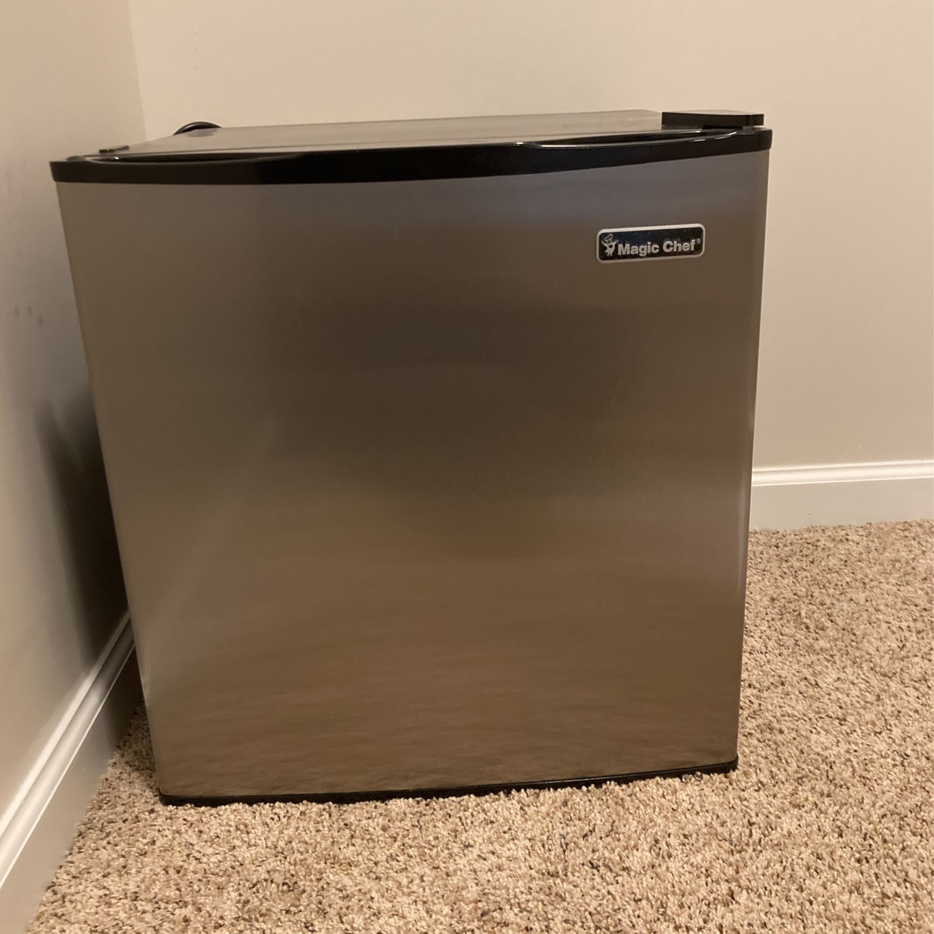 Magic Chef Small Refrigerator 