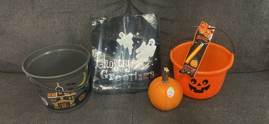 Halloween bucket with glow stick for Sale in San Antonio, TX - OfferUp