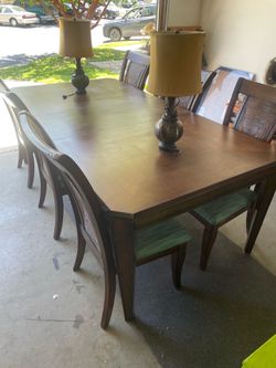 Large table w/ 6 chairs!