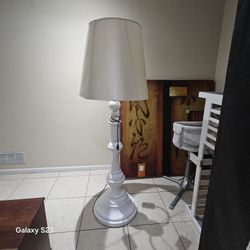 Lámpara De Pie Mide 6 Pie De Alto 