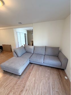 Comfortable light gray sectional sofa couch w/ left sided chaise