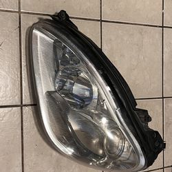 Mercedes Benz Right Head Light (Looking Straight On)