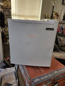 Mini Refrigerator Magic Chef New