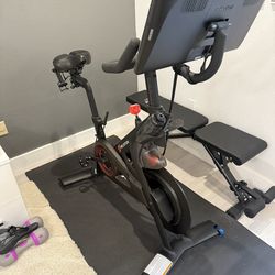 Peloton Bike (almost NEW)