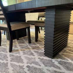 Mila Dining Table