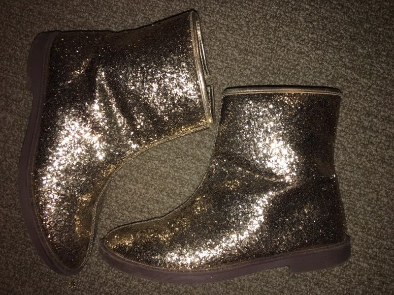 Girls crazy 8 glitter gold boots like new size 4 So gorgeous for the holiday 