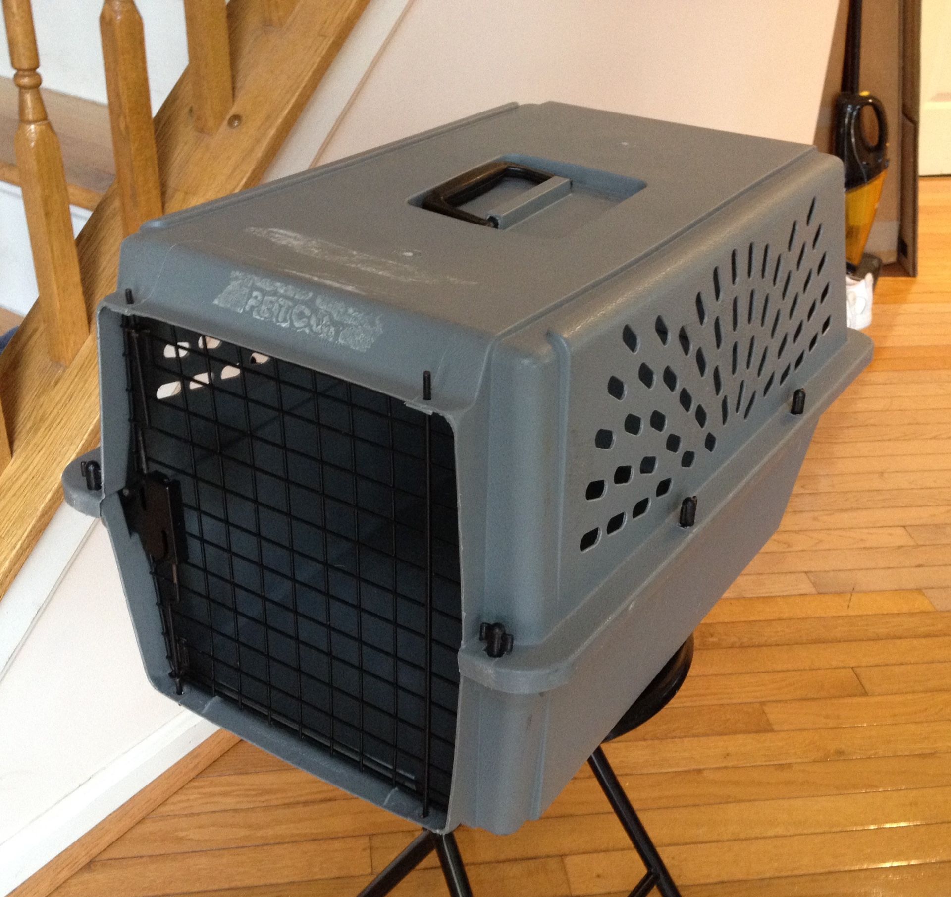 Small Dog / Pet / Cat Carrier / Crate ( read the description for more info )