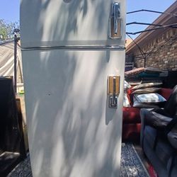 1953 G.E.  refrigerator Mod#LH-110 , Serial #3L153075 , All  ORIGINAL 