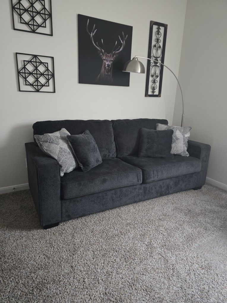 Elegant, Like-New Loveseat w/Pullout Mattress