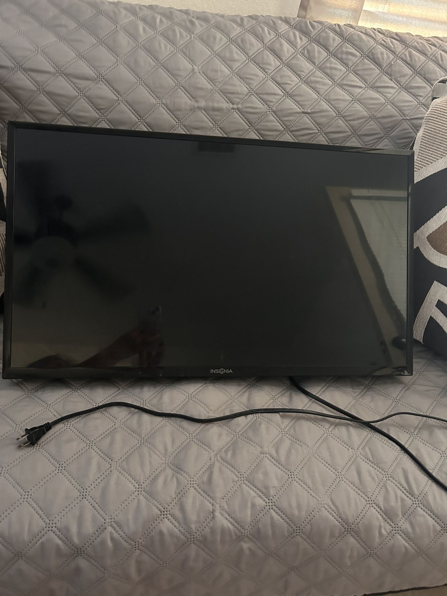 Insignia 28” color TV