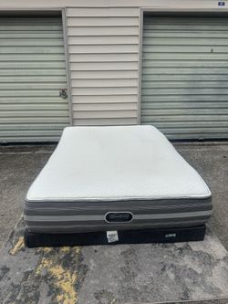 Queen Beauty rest with boxspring (Delivery available!)
