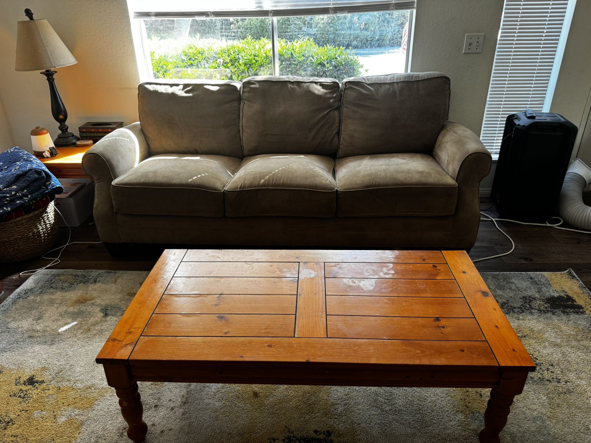 Rustic Wood Coffee Table – Needs Some Love, Great DIY Project