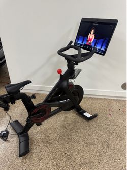 Peloton Bike+ Plus Exercise Bike (ONLY 1-25 Hours) With 24" Swivel Screen