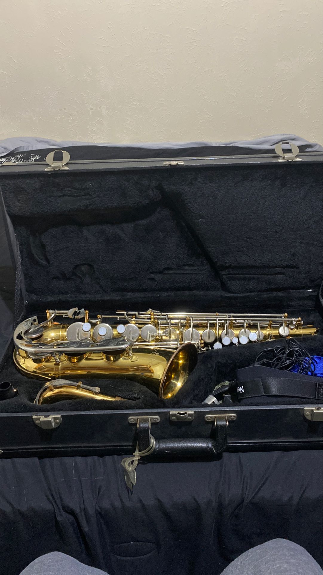 Saxophone w/accessories