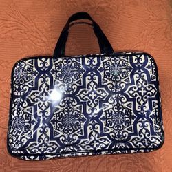 Contents: Toiletries /Art Supplies Bag