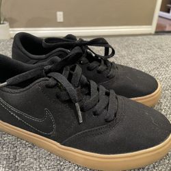 NIKE SB BOYS SIZE 4