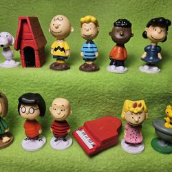 PEANUTS: Charlie Brown + Snoopy & Friends Minifigure 12 Pack