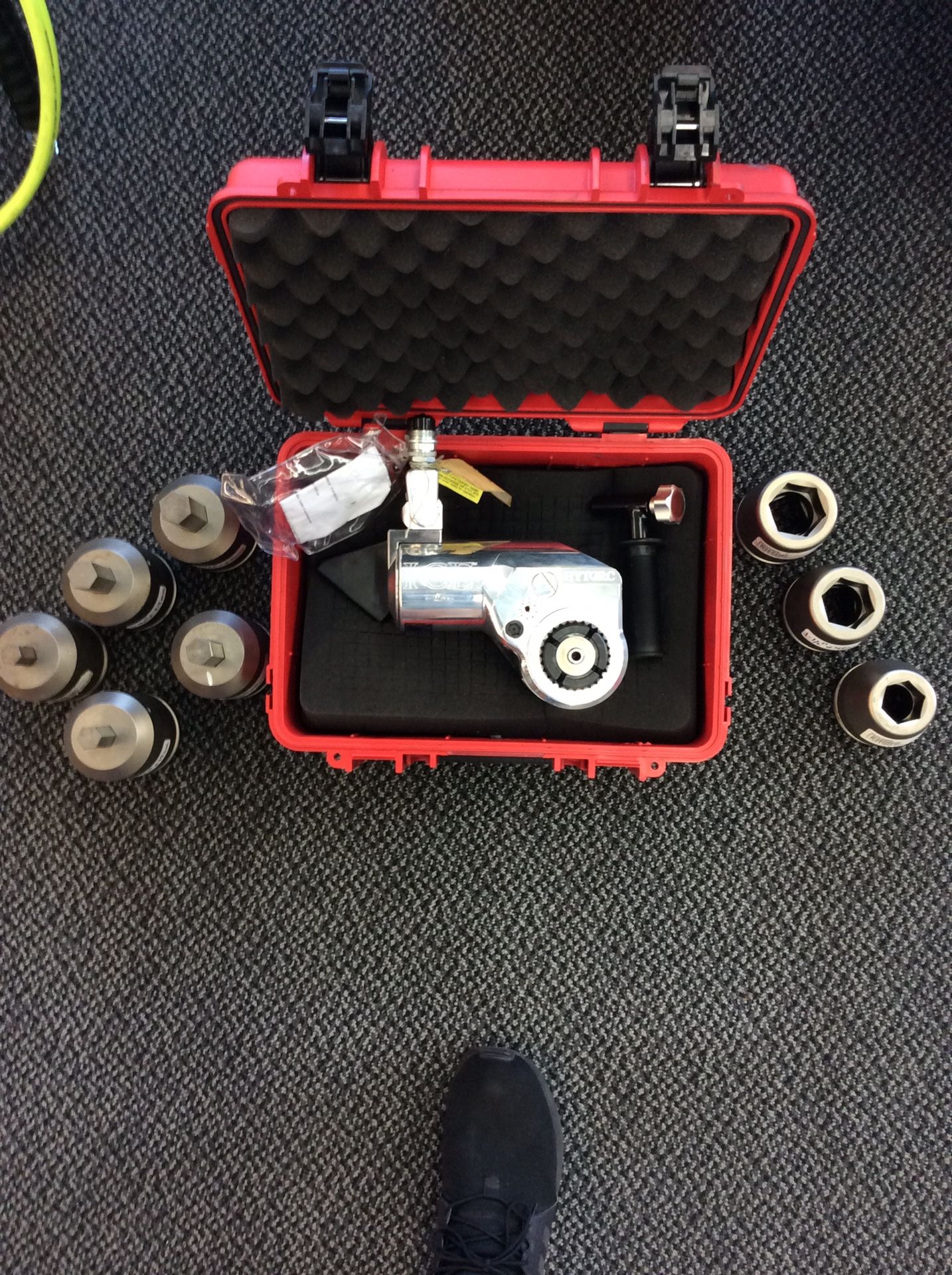 Hytorc Ice 5 1-1/2” SQ. Drive Torque Tool W/ handle/knob w/ 5 male hex 1-1/2” & 3 1-1/2” sockets